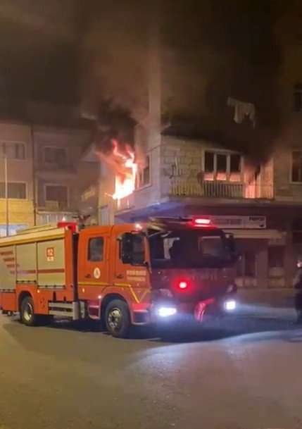 5 katlı apartmanda yangın paniği! Mahsur kalan vatandaşlar tahliye edildi