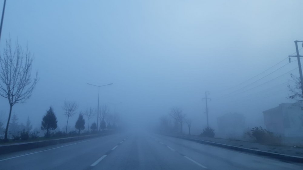 Afyon'da görüş mesafesi 5 metreye düştü! Sis sürücülere zor anlar yaşattı