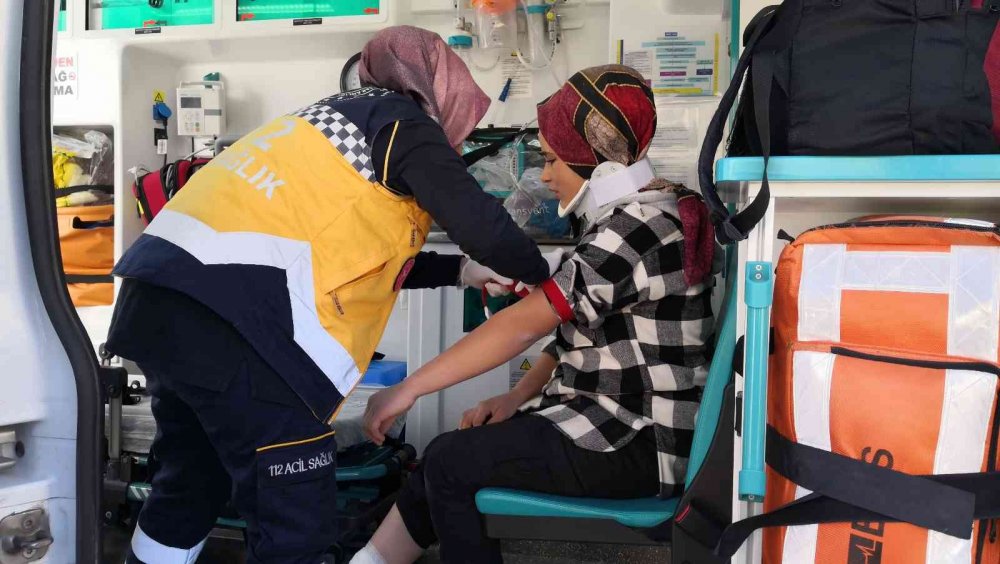 Aksaray'da kamyonet elektrikli motosiklete çarptı! Anne ve kızı yaralandı