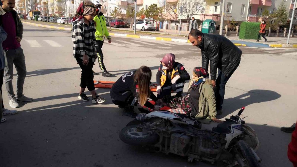 Aksaray'da kamyonet elektrikli motosiklete çarptı! Anne ve kızı yaralandı