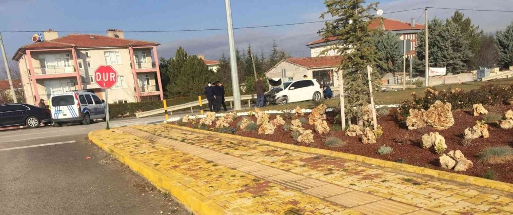 Konya'da koyun sürüsüne çarpmamak için manevra yapan sürücü bariyerlerde durdu