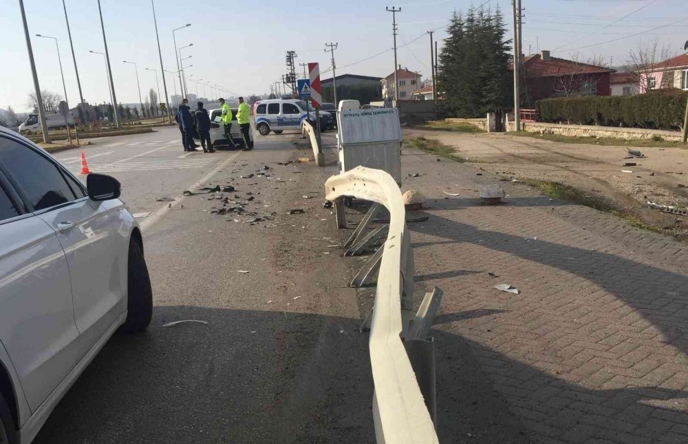 Konya'da koyun sürüsüne çarpmamak için manevra yapan sürücü bariyerlerde durdu