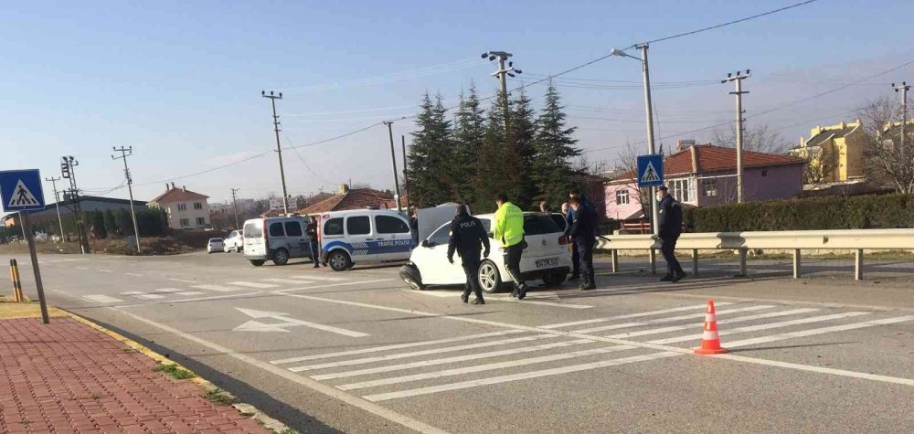 Konya'da koyun sürüsüne çarpmamak için manevra yapan sürücü bariyerlerde durdu