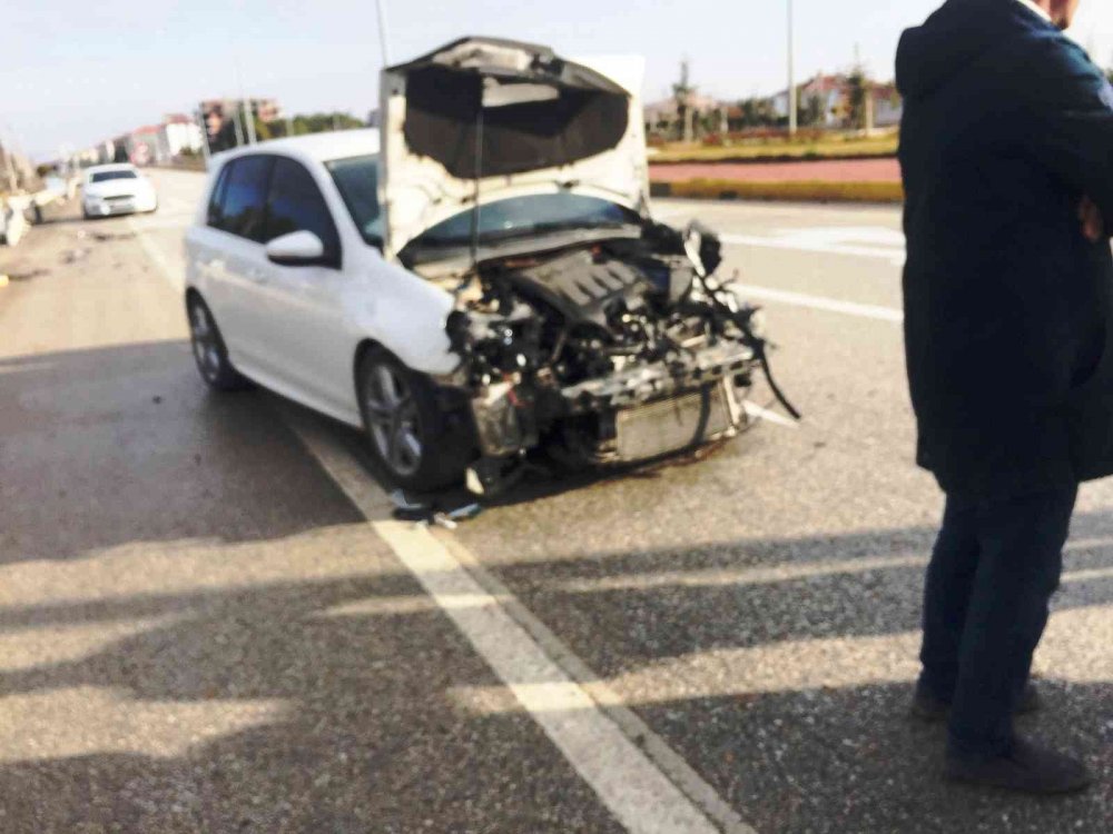 Konya'da koyun sürüsüne çarpmamak için manevra yapan sürücü bariyerlerde durdu