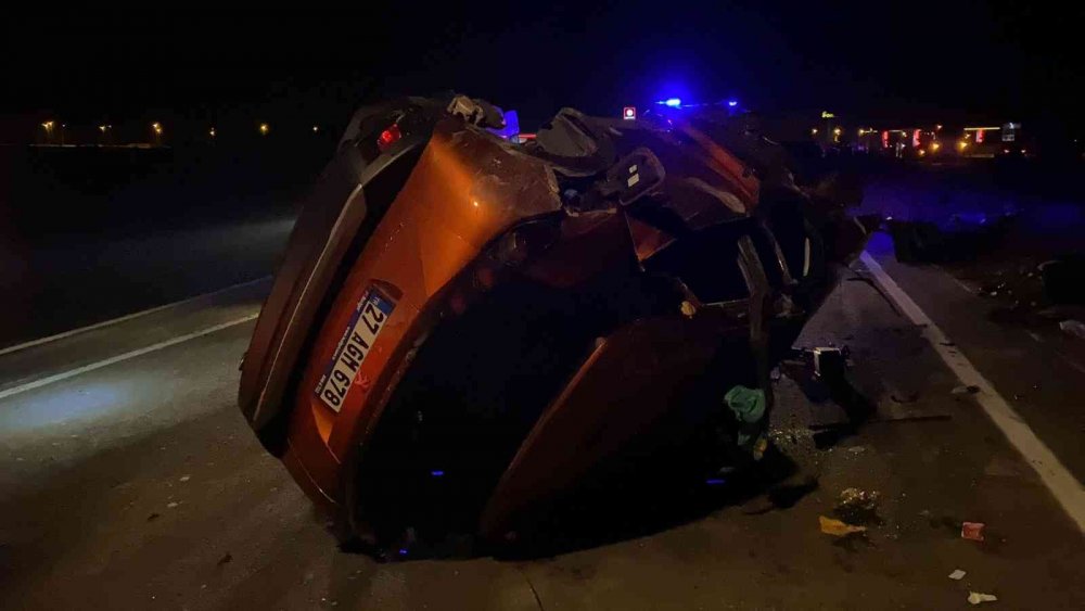 Taklalar atan otomobilde emniyet kemeri takmayan kadın öldü! 3 ağır yaralı