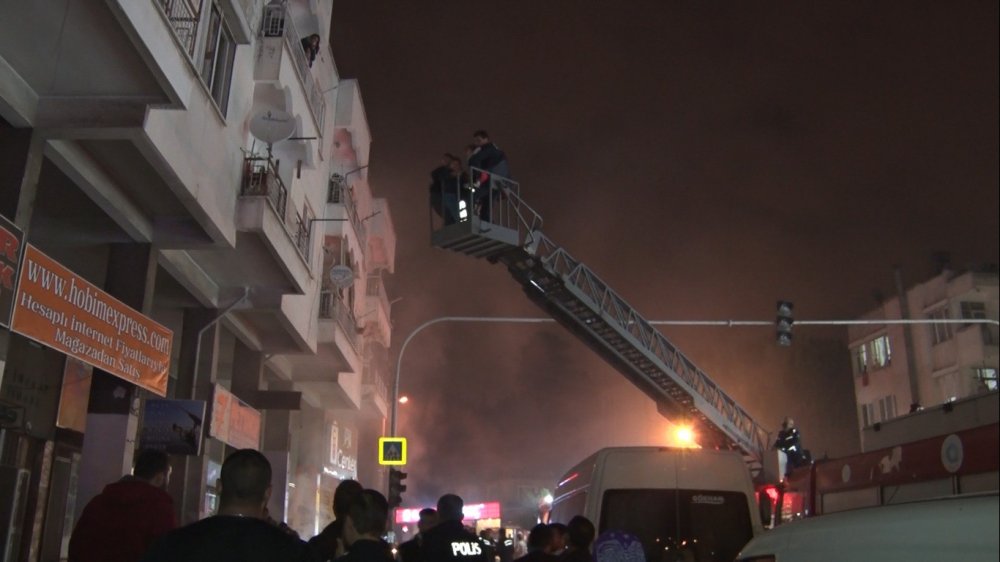 İş hanında çıkan yangında can pazarı!