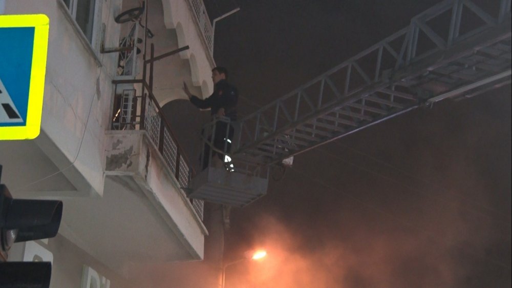 İş hanında çıkan yangında can pazarı!