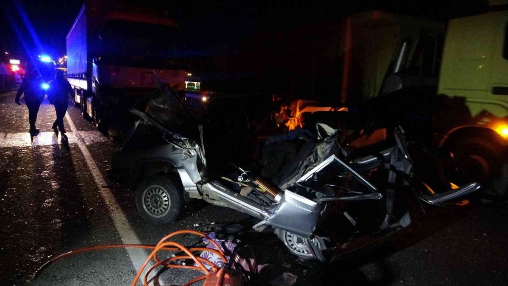 Kayseri-Sivas yolunda korkunç kaza! Tıra çarpan otomobil kağıt gibi ezildi: 2 ölü 1 yaralı