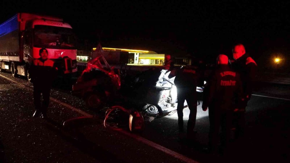 Kayseri-Sivas yolunda korkunç kaza! Tıra çarpan otomobil kağıt gibi ezildi: 2 ölü 1 yaralı