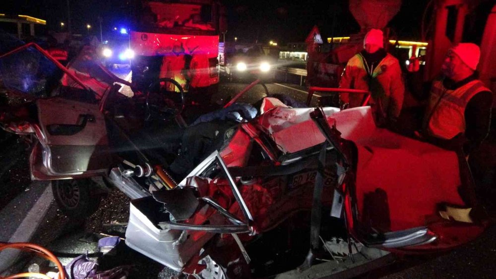 Kayseri-Sivas yolunda korkunç kaza! Tıra çarpan otomobil kağıt gibi ezildi: 2 ölü 1 yaralı
