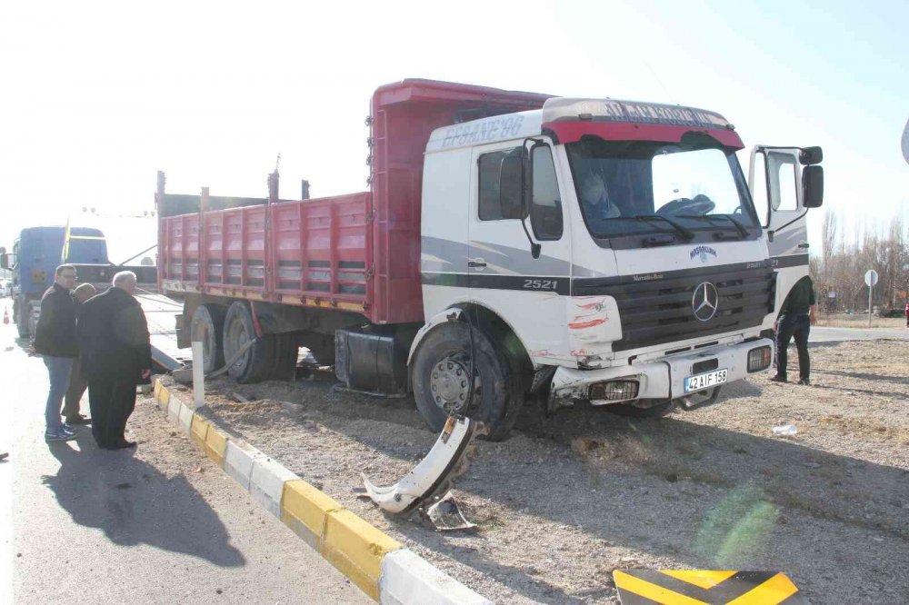 Konya’da traktörle çarpışan kamyon refüje çıkarak durabildi! 1'i ağır 2 yaralı