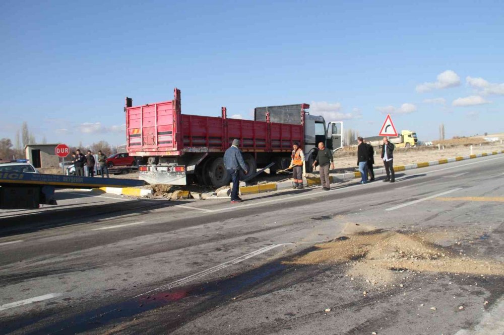 Konya’da traktörle çarpışan kamyon refüje çıkarak durabildi! 1'i ağır 2 yaralı