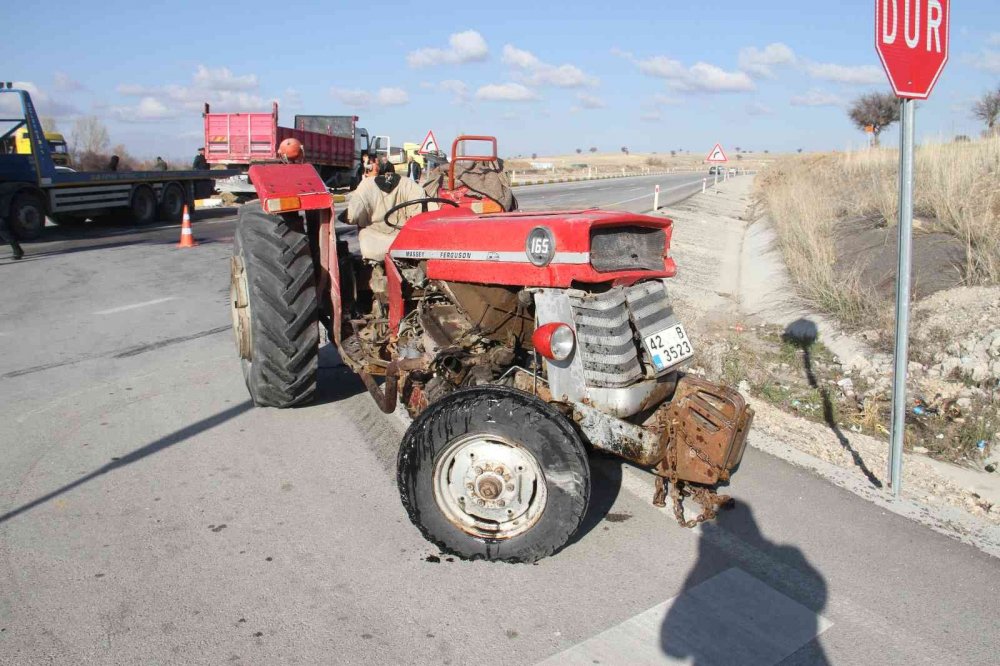 Konya’da traktörle çarpışan kamyon refüje çıkarak durabildi! 1'i ağır 2 yaralı