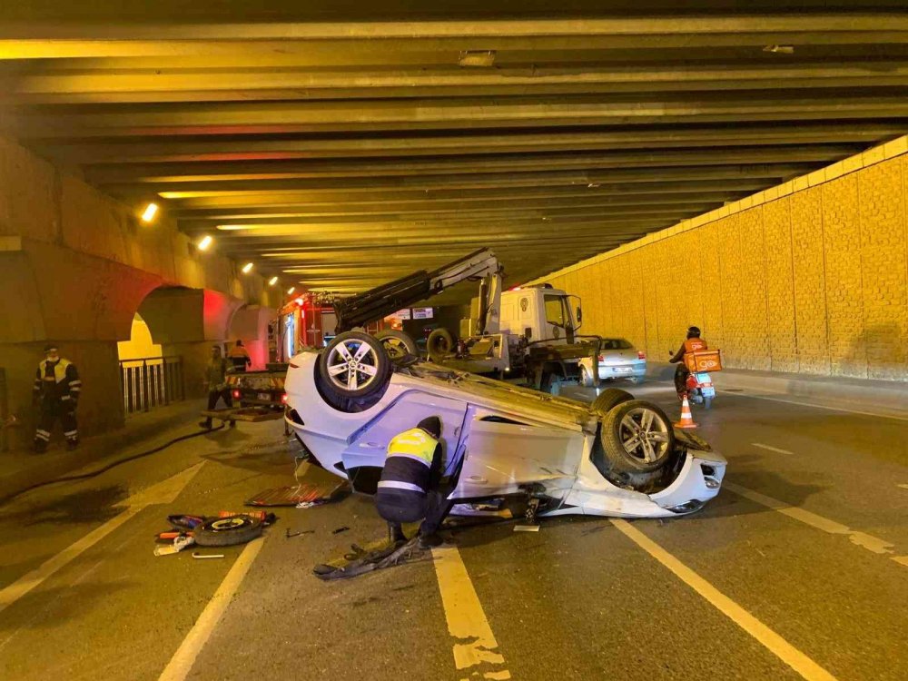 Alt geçitte takla atan otomobili bırakıp kaçtılar