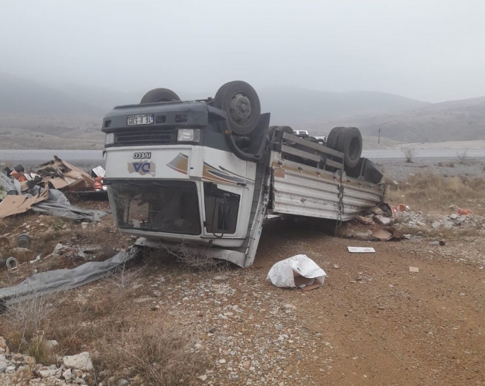 Takla atan kamyonet ters döndü! 1 yaralı
