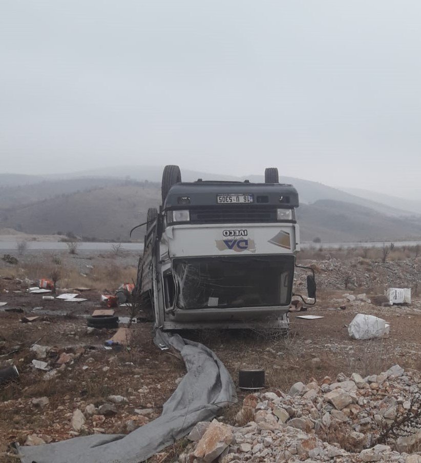 Takla atan kamyonet ters döndü! 1 yaralı