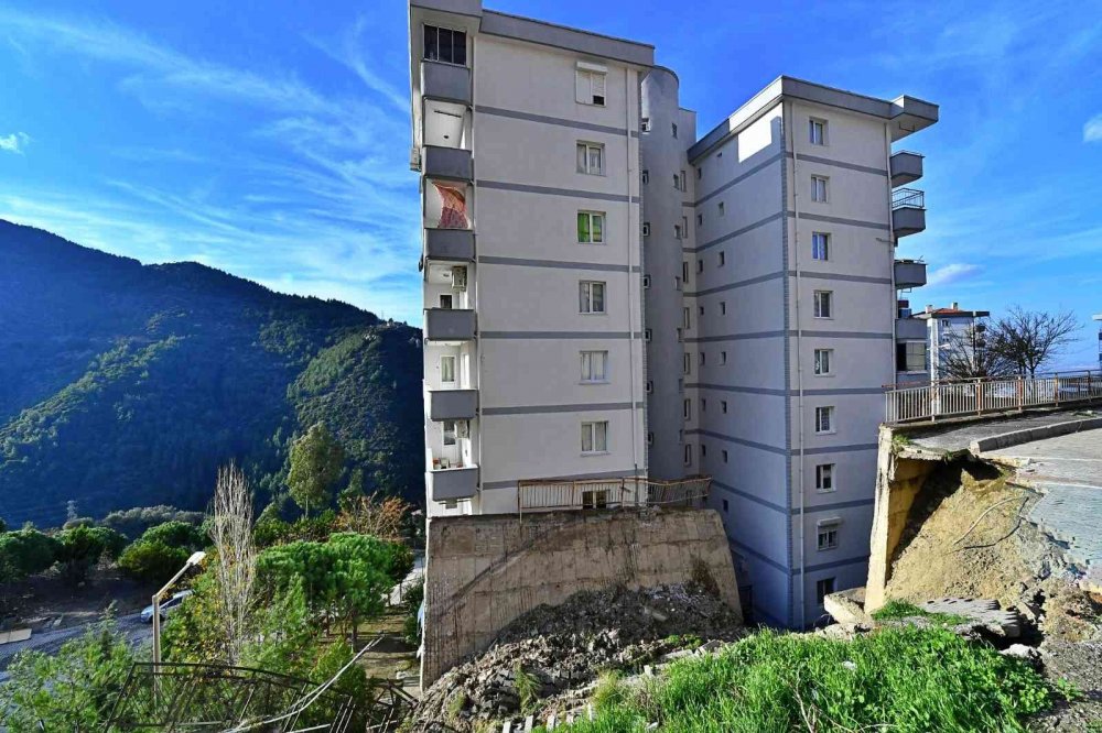 İzmir Narlıdere’de istinat duvarı çöktü!