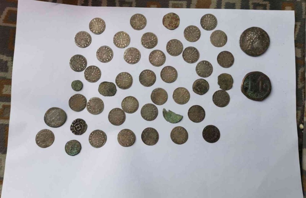 Kartal timlerinin durdurduğu otomobilden Bizans dönemine ait 46 adet sikke ve silah çıktı