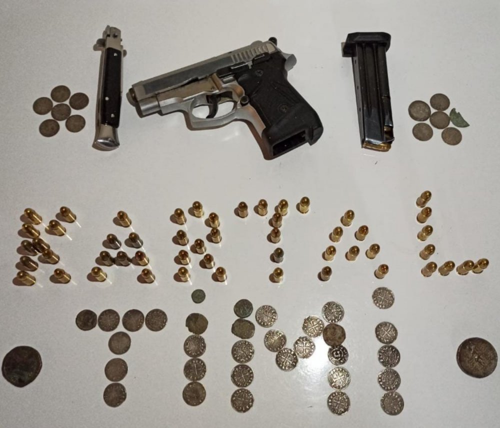 Kartal timlerinin durdurduğu otomobilden Bizans dönemine ait 46 adet sikke ve silah çıktı