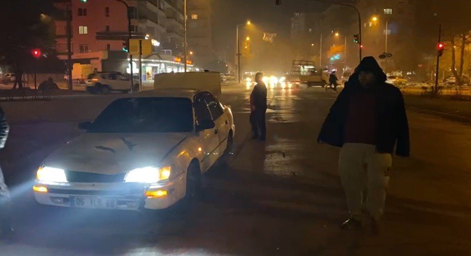 Konya'da yolun karşısına geçmek isterken otomobilin çarptığı genç kız ağır yaralandı