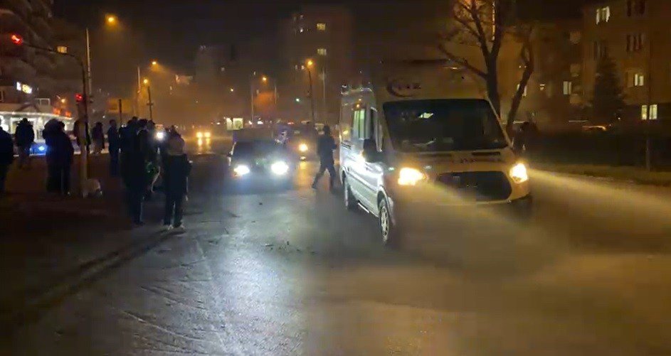 Konya'da yolun karşısına geçmek isterken otomobilin çarptığı genç kız ağır yaralandı