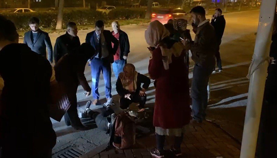 Konya'da yolun karşısına geçmek isterken otomobilin çarptığı genç kız ağır yaralandı