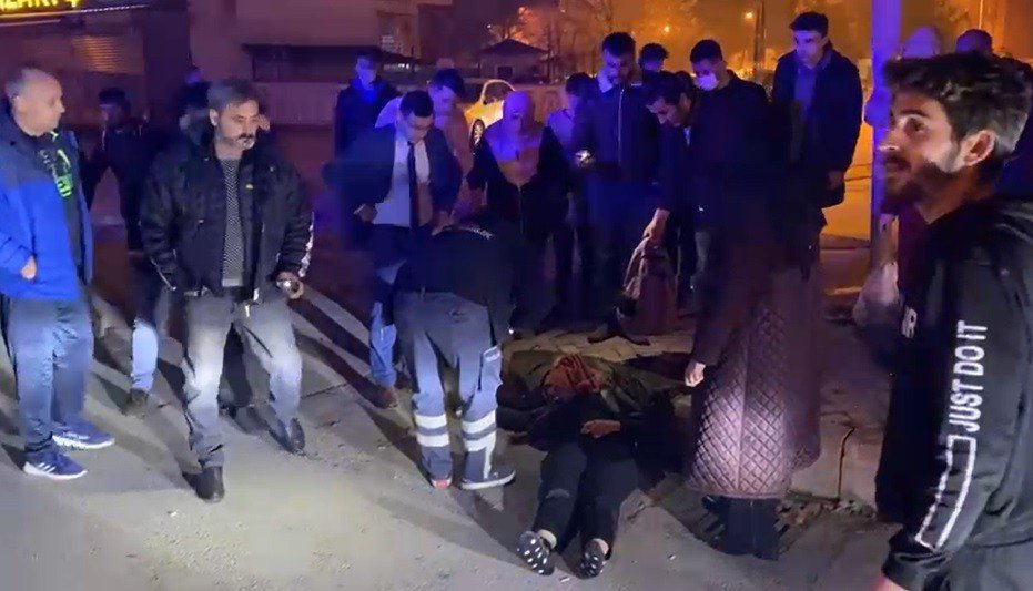 Konya'da yolun karşısına geçmek isterken otomobilin çarptığı genç kız ağır yaralandı