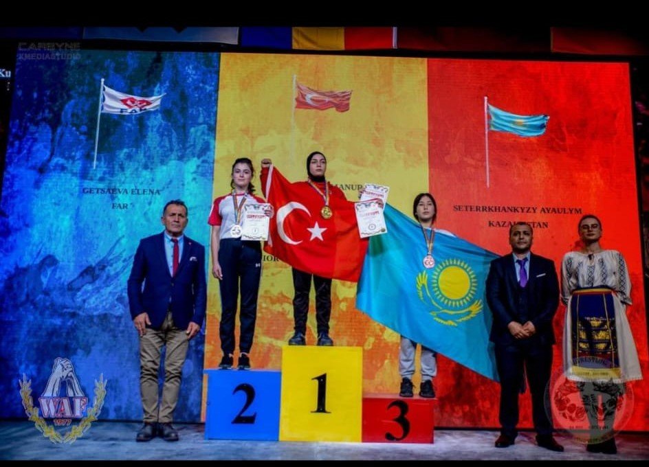 Bilekleriyle dünyayı deviren Esma Nur ve Beyzanur madalya ile yurda döndü