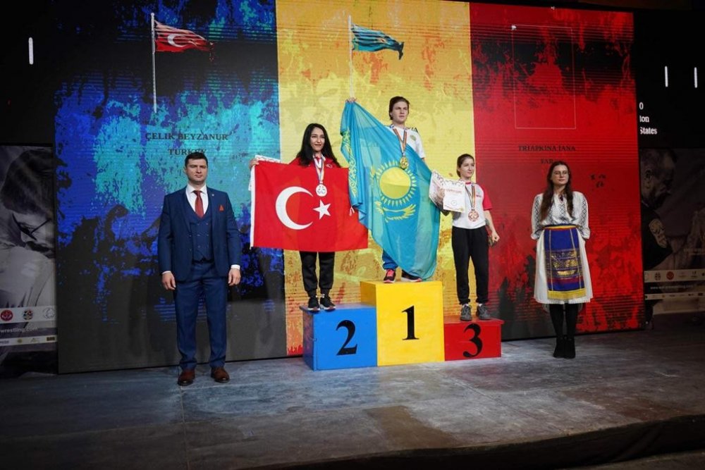 Bilekleriyle dünyayı deviren Esma Nur ve Beyzanur madalya ile yurda döndü