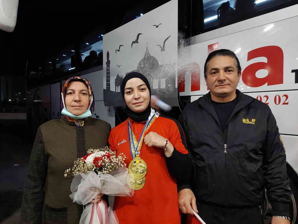 Bilekleriyle dünyayı deviren Esma Nur ve Beyzanur madalya ile yurda döndü