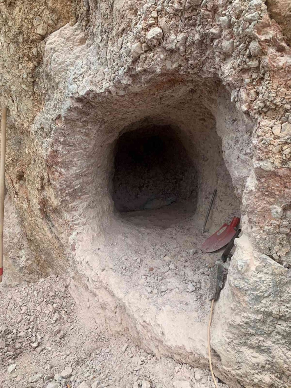 Döşemealtı'nda kaçak kazı yapan defineciler suçüstü yakalandı