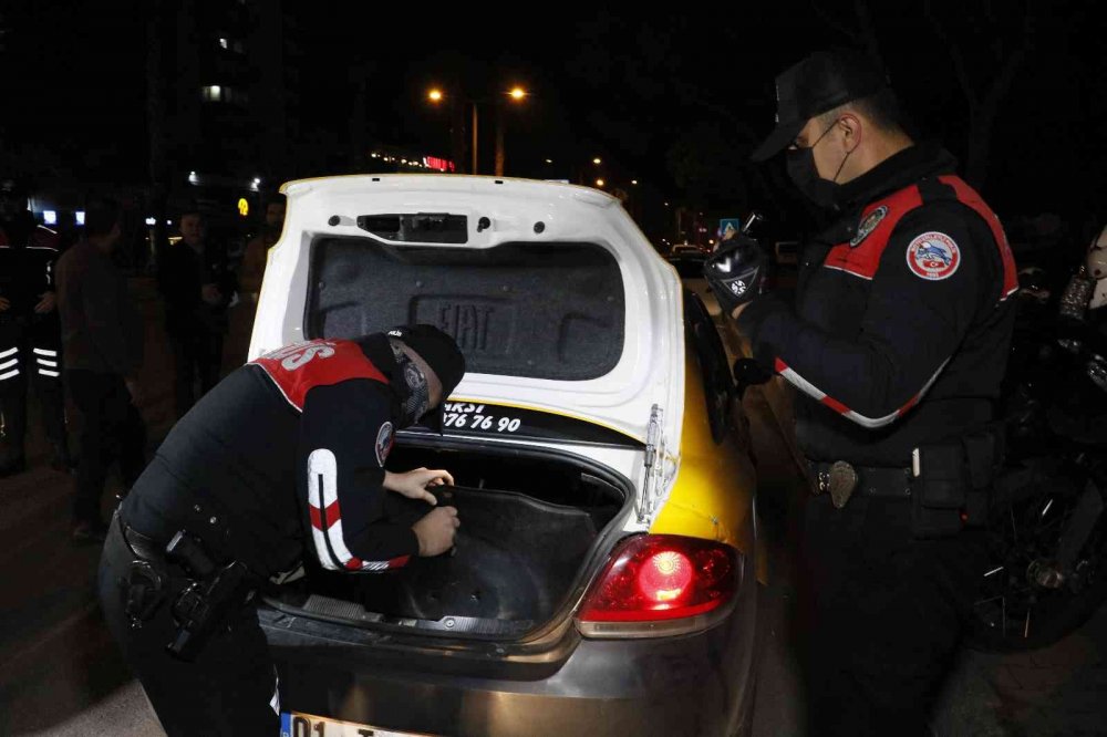 'Huzur ve Güven' uygulamasında 8 ruhsatsız silah ve aranan 56 suçlu yakalandı