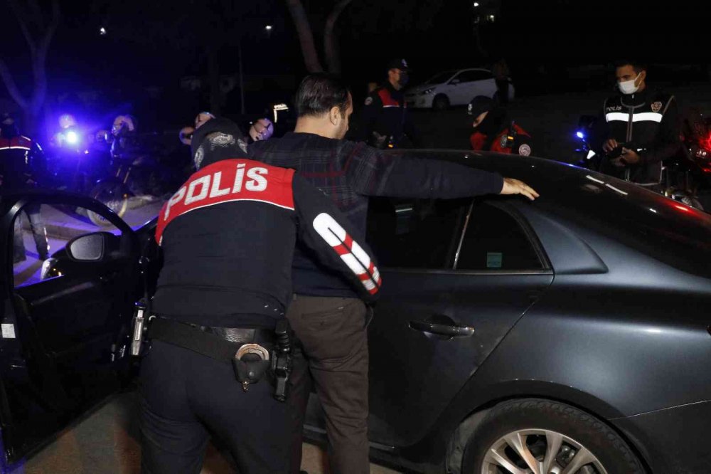 'Huzur ve Güven' uygulamasında 8 ruhsatsız silah ve aranan 56 suçlu yakalandı