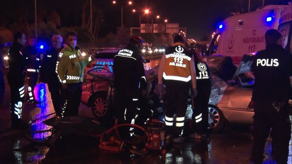 Karşı şeride geçen kamyon dehşeti yaşattı! 1 ölü 1’i ağır 4 yaralı