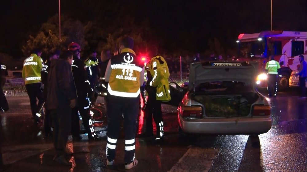 Karşı şeride geçen kamyon dehşeti yaşattı! 1 ölü 1’i ağır 4 yaralı