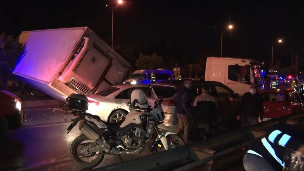 Karşı şeride geçen kamyon dehşeti yaşattı! 1 ölü 1’i ağır 4 yaralı