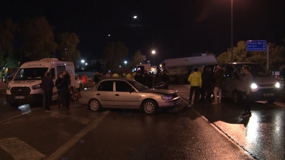 Karşı şeride geçen kamyon dehşeti yaşattı! 1 ölü 1’i ağır 4 yaralı