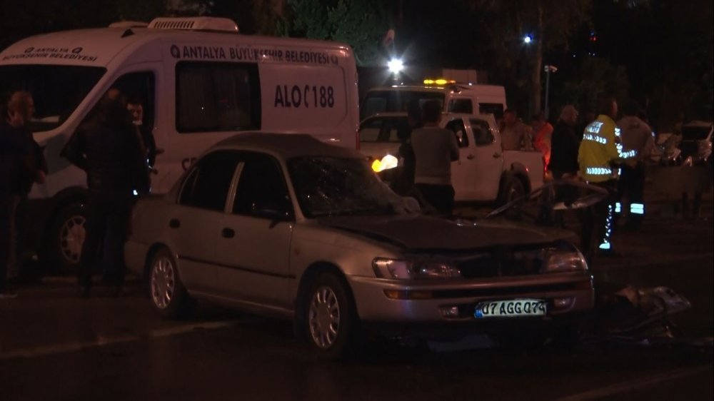 Karşı şeride geçen kamyon dehşeti yaşattı! 1 ölü 1’i ağır 4 yaralı