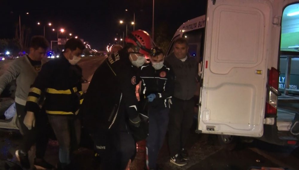Karşı şeride geçen kamyon dehşeti yaşattı! 1 ölü 1’i ağır 4 yaralı