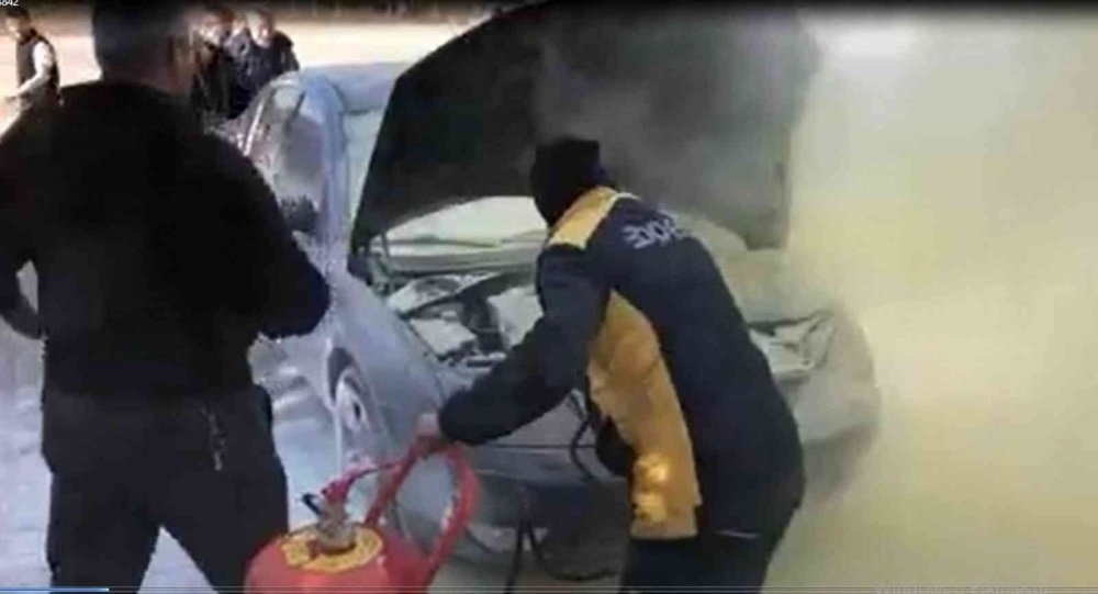 Konya - Antalya yolunda dinlenme tesisinde duran otomobil yandı