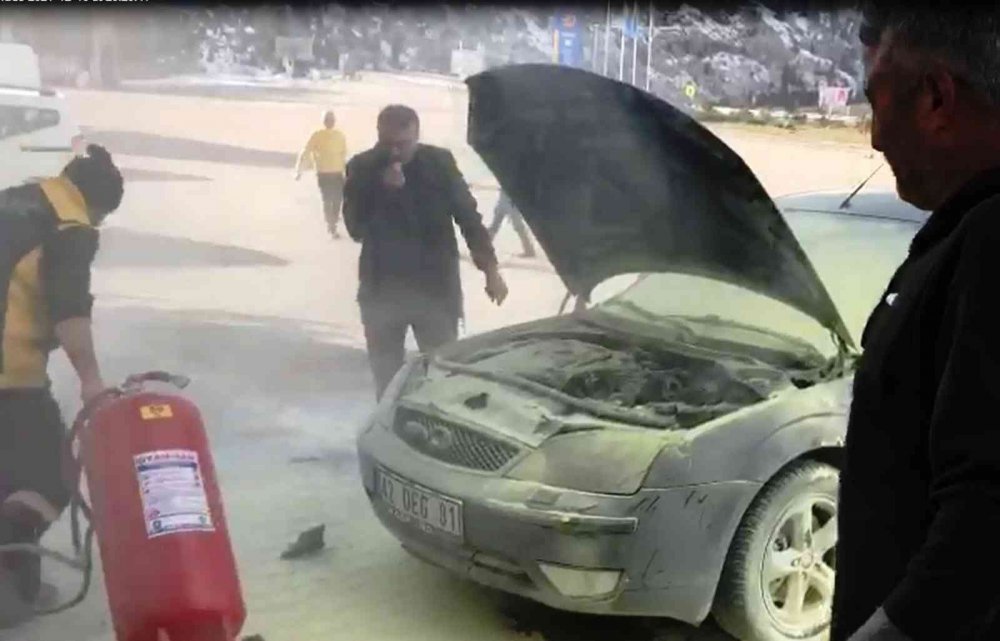 Konya - Antalya yolunda dinlenme tesisinde duran otomobil yandı