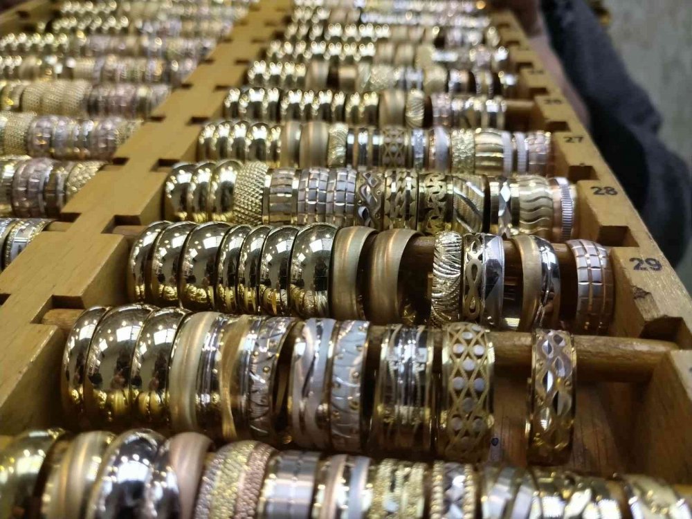 Konya'da kuyumcuya giren 3 peçeli kadın 1 milyon liralık pırlantayı çaldı