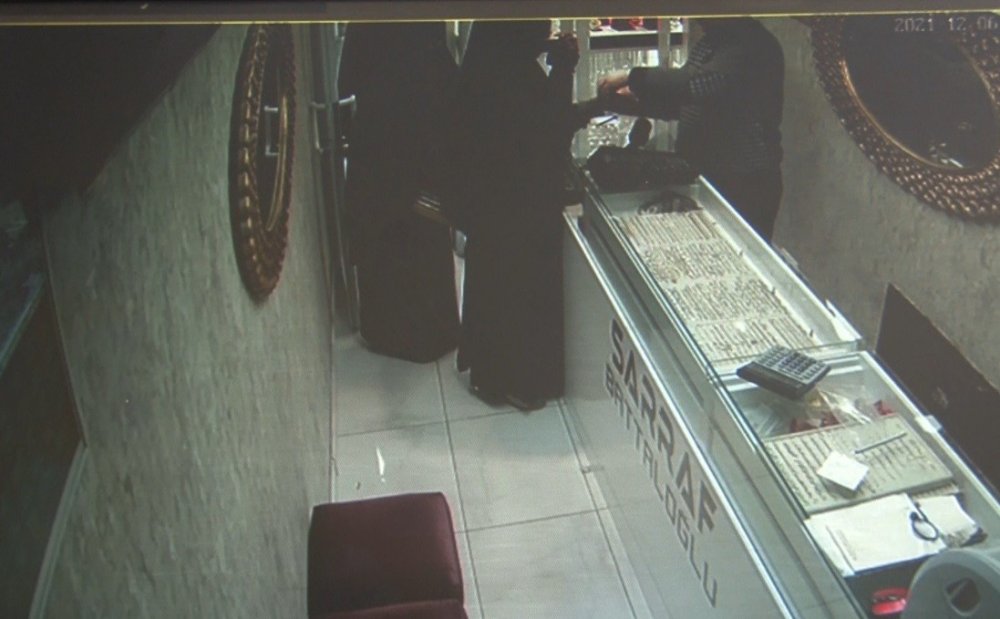 Konya'da kuyumcuya giren 3 peçeli kadın 1 milyon liralık pırlantayı çaldı