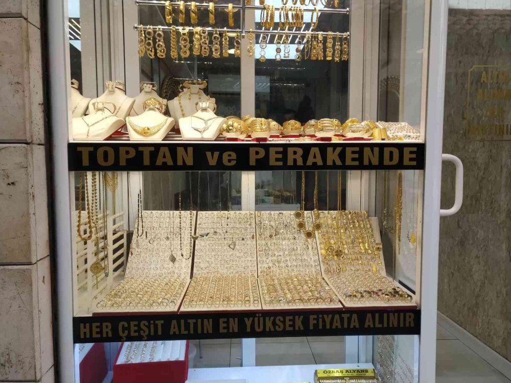 Konya'da kuyumcuya giren 3 peçeli kadın 1 milyon liralık pırlantayı çaldı