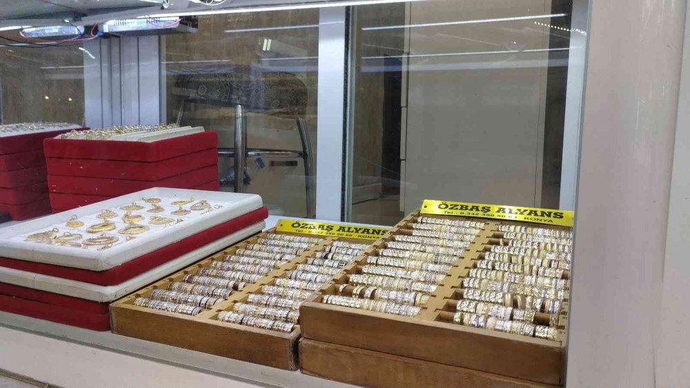 Konya'da kuyumcuya giren 3 peçeli kadın 1 milyon liralık pırlantayı çaldı