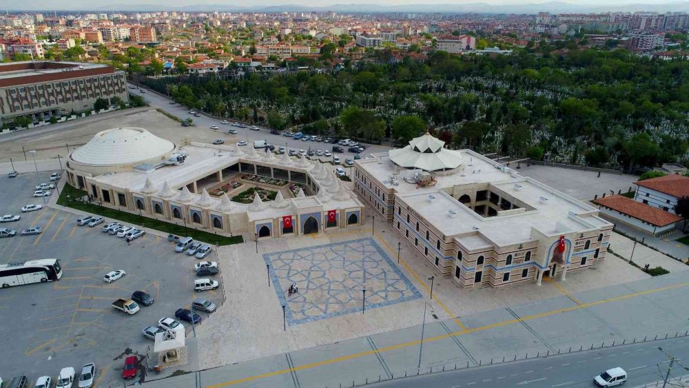 Konya eski coşkusuna kavuştu! Hazreti Mevlana dostları hayranlıklarını gizleyemiyor