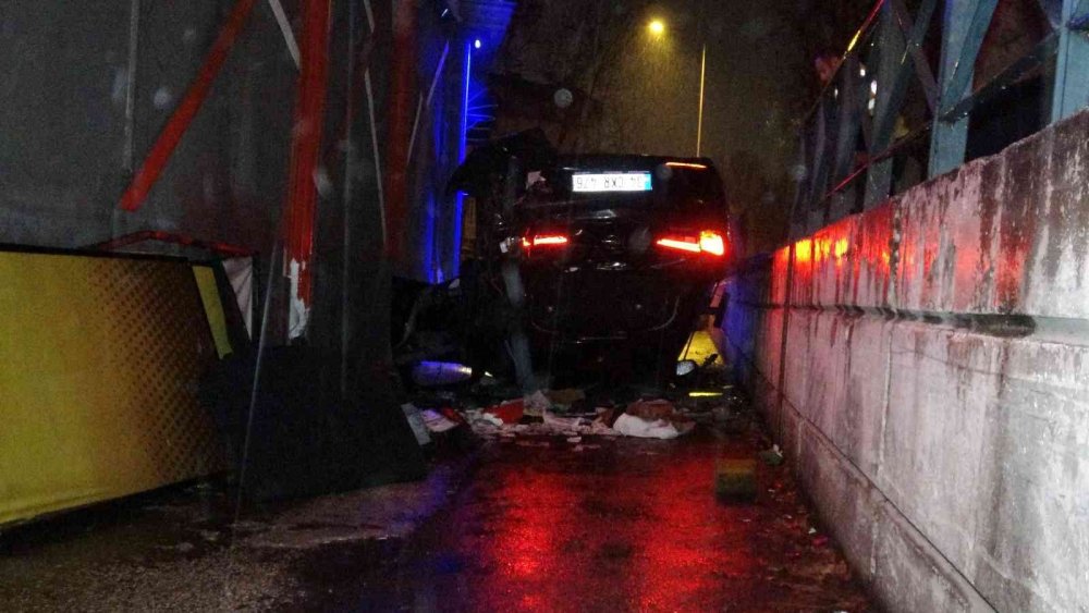 Otomobil takla atarak yan yolu uçtu! 1 ölü 1 yaralı