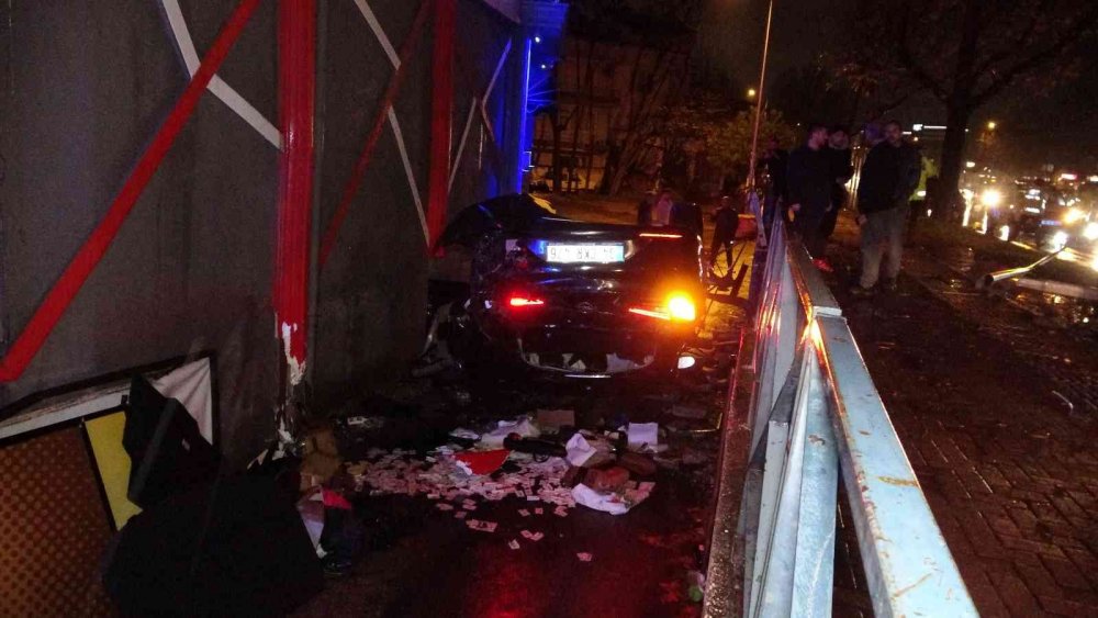 Otomobil takla atarak yan yolu uçtu! 1 ölü 1 yaralı