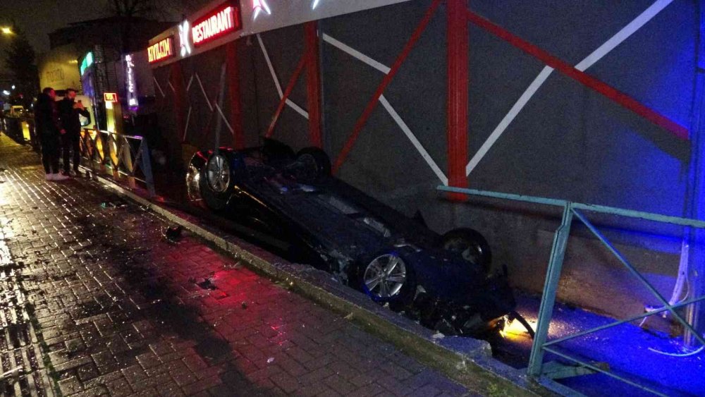 Otomobil takla atarak yan yolu uçtu! 1 ölü 1 yaralı