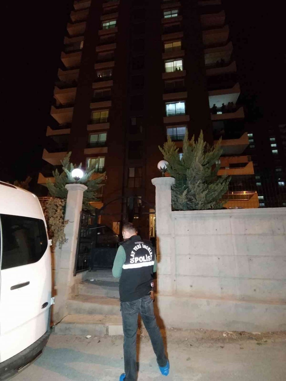 Barıştığı eşini bir gün sonra defalarca ateş ederek öldürdü